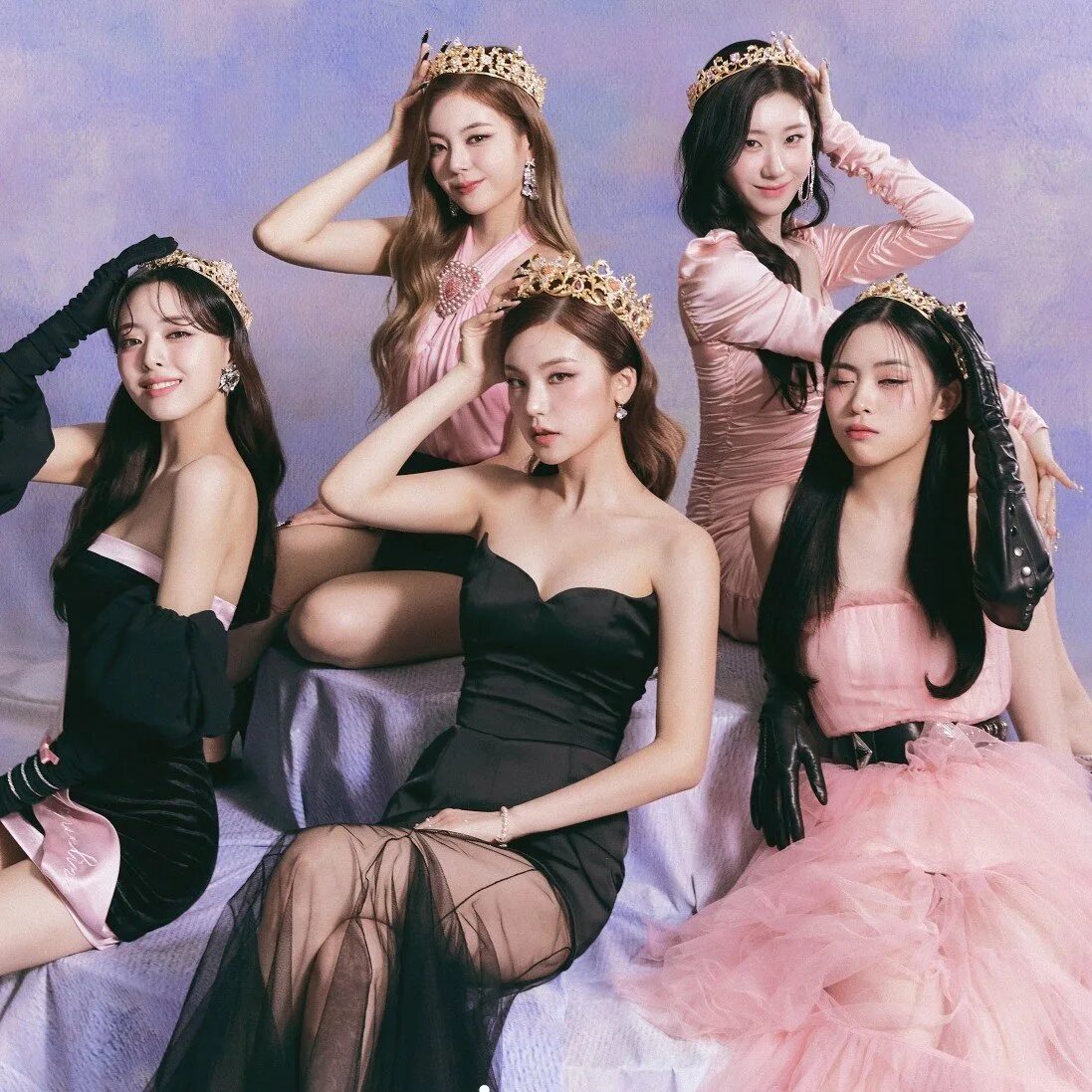 Itzy who. Группа itzy. itzy обложка. itzy фотосессия checkmate. itzy обложка альбома.