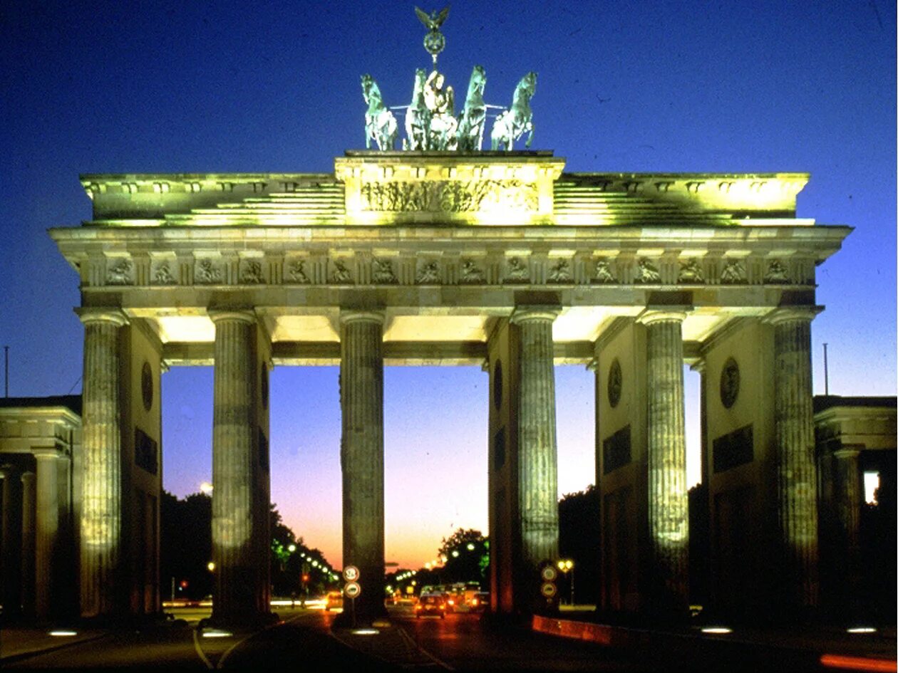 Какие достопримечательности есть в германии. Ворота в Берлине. Бранденбургские ворота. Бранденбургские ворота евро Германии.