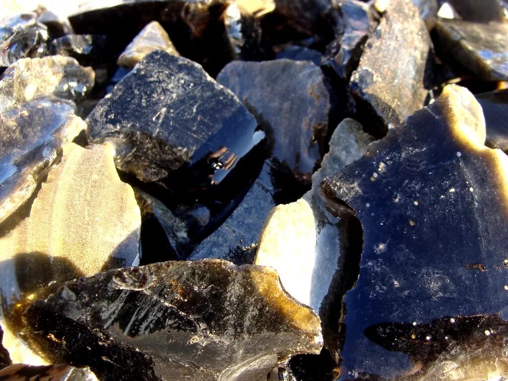 Обсидиан минерал. Обсидиан руда. Камень обсидиан синий. Синий обсидиан