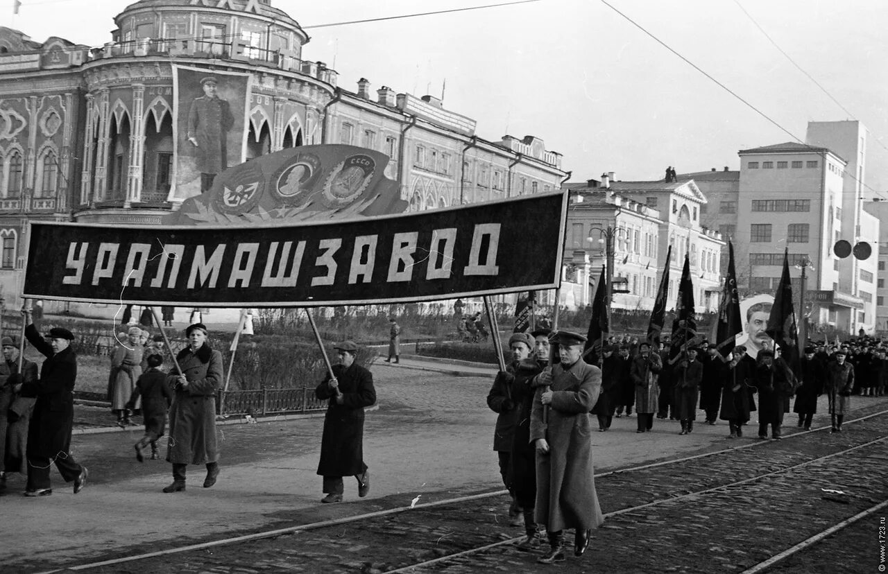 Свердловск СССР Уралмаш. 7 Ноября демонстрация Свердловск. Свердловск в годы революции. Уралмаш 70-80 годы. Октябрьская чкаловская