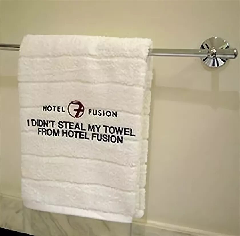 Полотенца в отеле. Полотенца в гостиничном номере. Оригинальные полотенца. Номера на полотенца. Украли полотенце