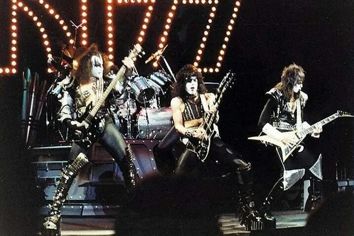 Kiss the night. Kiss 1983 Tour. Kiss 1982. Kiss creatures of the Night 1982. Kiss creatures of the Night album.