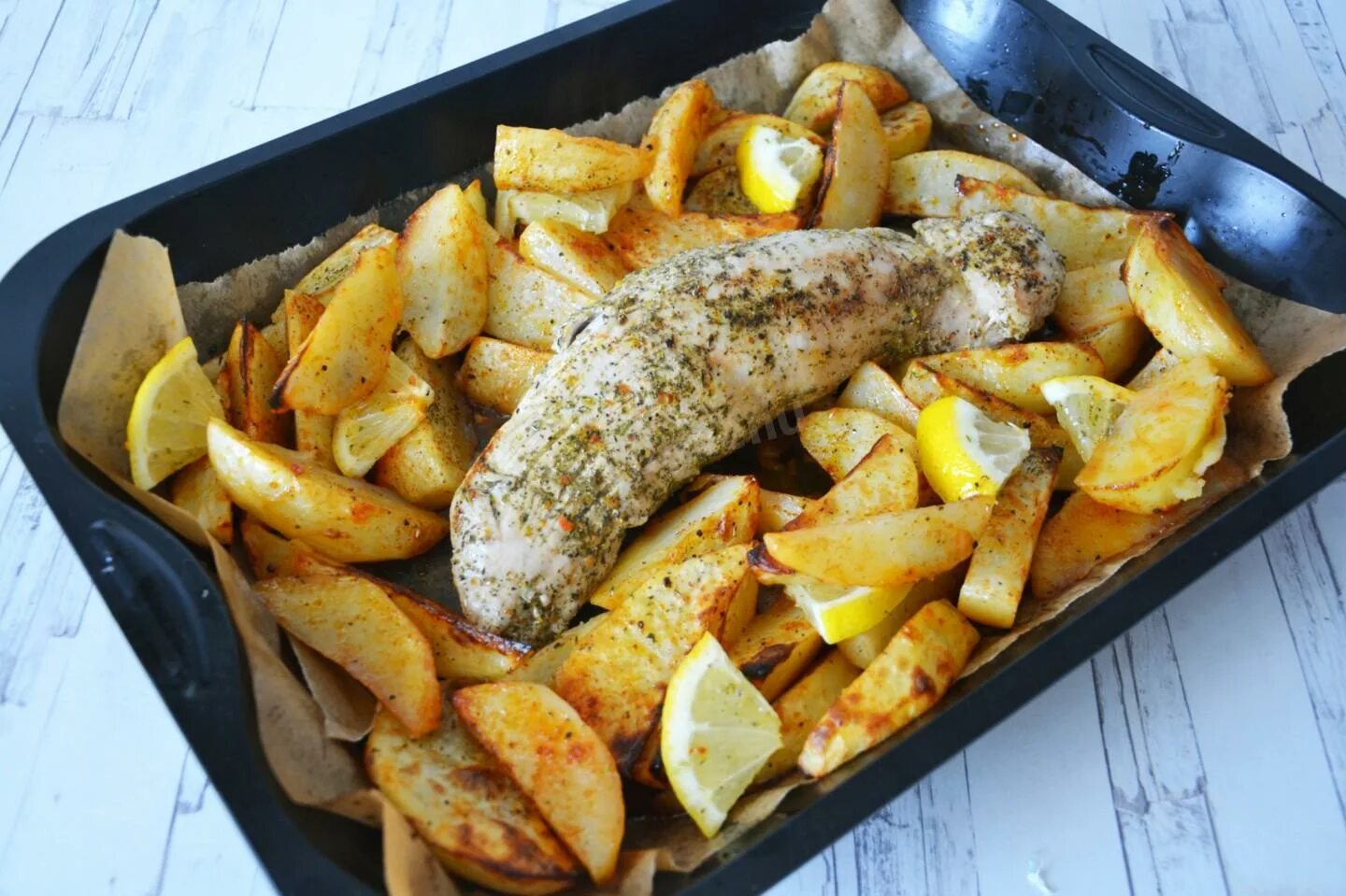 Свиная вырезка с запеченным картофелем. Свиная вырезка в духовке. Запеченная свинина с картошкой. Свиная вырезка рецепты в духовке с картошкой. Запеченное мясо.