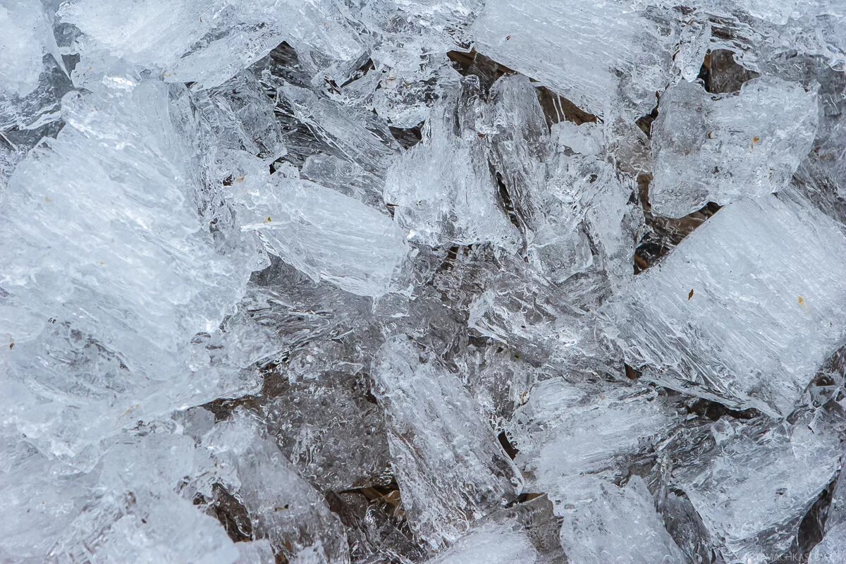 для колотого льда. колотый лед. много льда. кубики льда для коктейлей. дробленый лед.