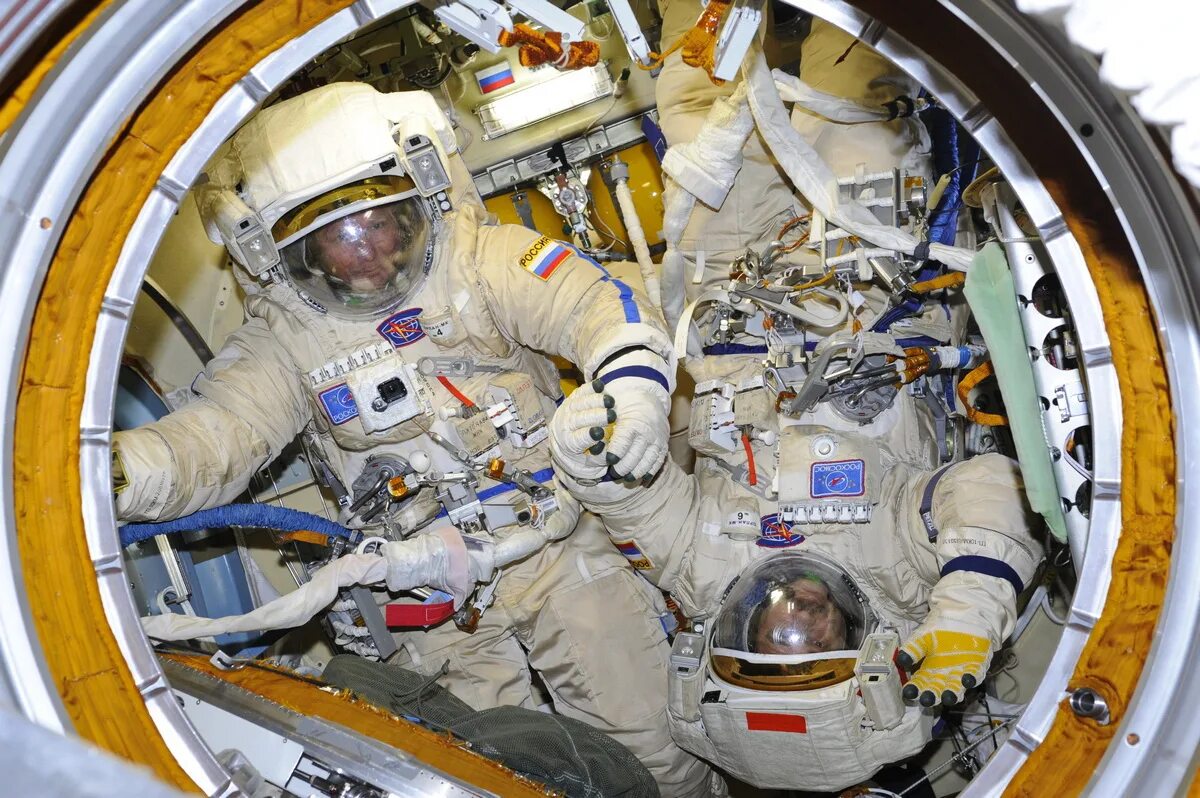 Первый длительный полет в космос. Космонавт в ракете. Падалка в открытом космосе. Российский космонавт в космосе.