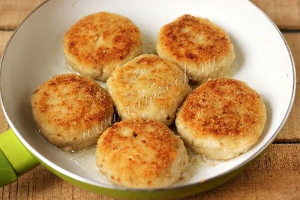 Котлеты со сливочным маслом. Котлеты куриные красивые. Котлеты со сливочным маслом внутри. Котлеты по киевски с маслом внутри. Куриные котлеты с сыром «папараць кветка».