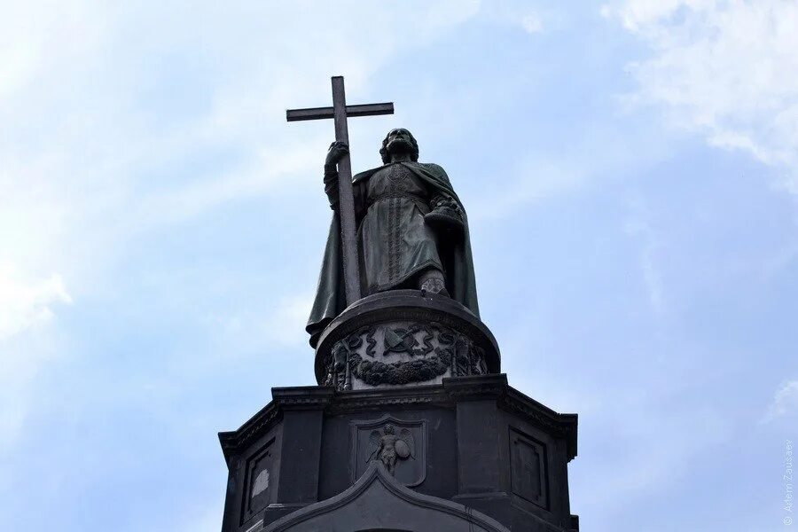 Памятники владимиру святому. Памятник святому владимиру в севастополе. памятник святому князю владимиру. памятник святого князя владимира ставрополь. памятник владимиру святому в киеве.