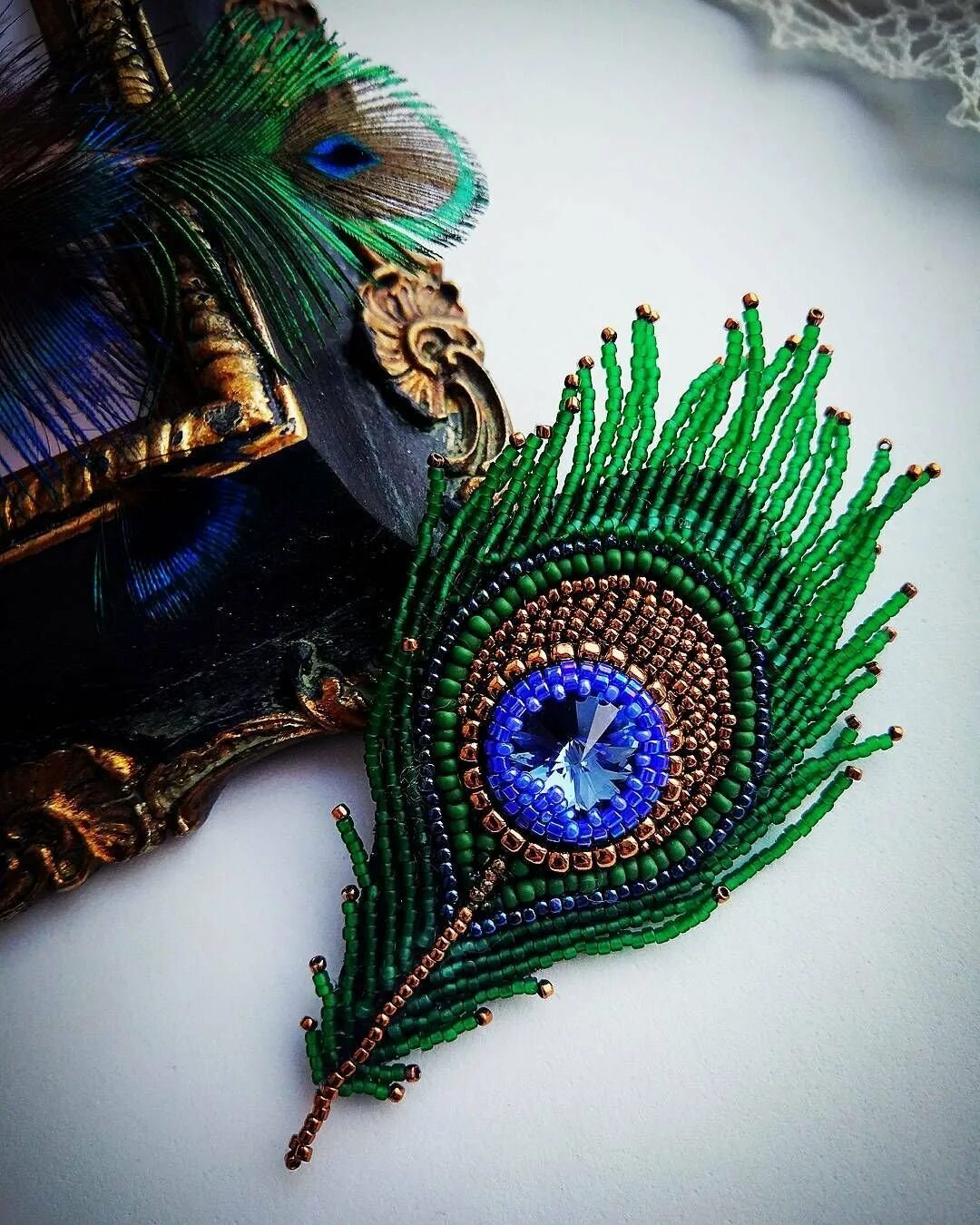 Вышититая бисером брошь перо. Перо из бисера. Брошь перышко. Брошь из бисера. Перо из бисера.