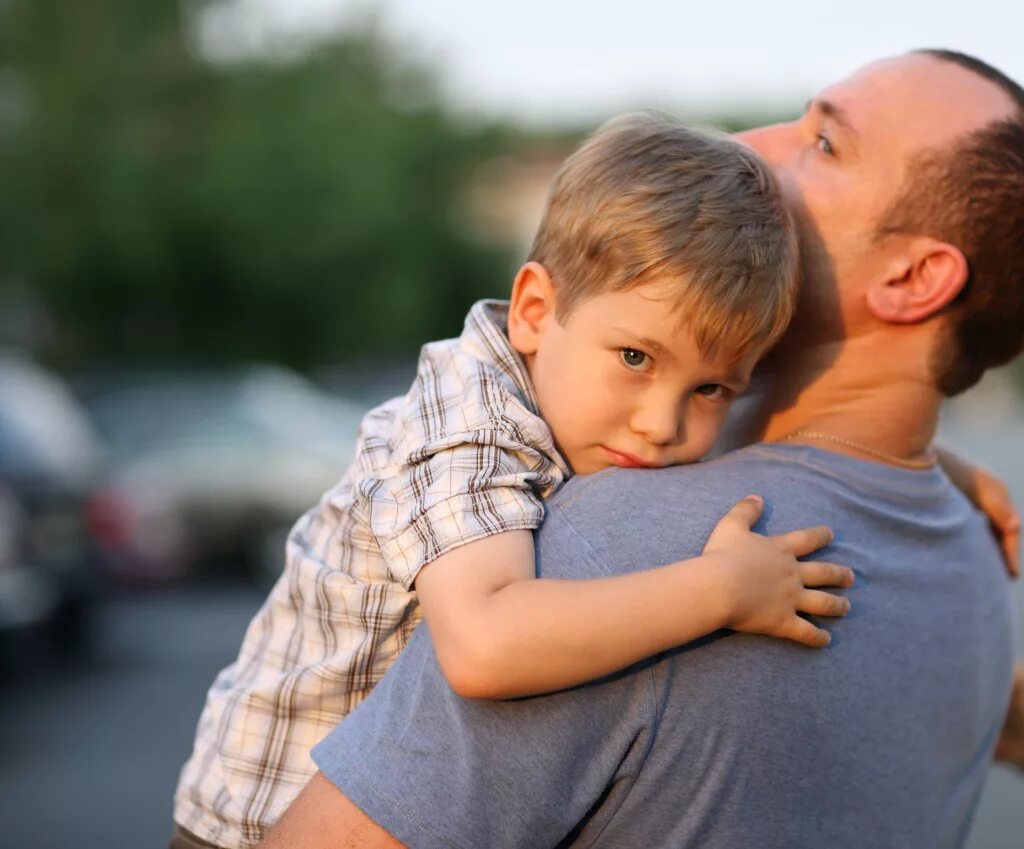 Daddy папа. Мальчик обнимает папу. Детям о папе. Мужчина с ребенком. Папа и сын.