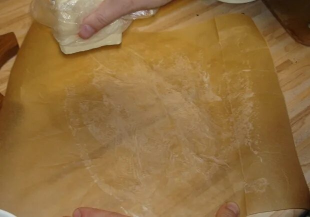 Нужно смазывать пергаментную бумагу перед выпечкой маслом. Пергаментная бумага смазывается маслом. Надо смазывать пергаментную бумагу для выпечки. Смазывает маслом бумагу для выпечки. Смазать пергамент маслом.