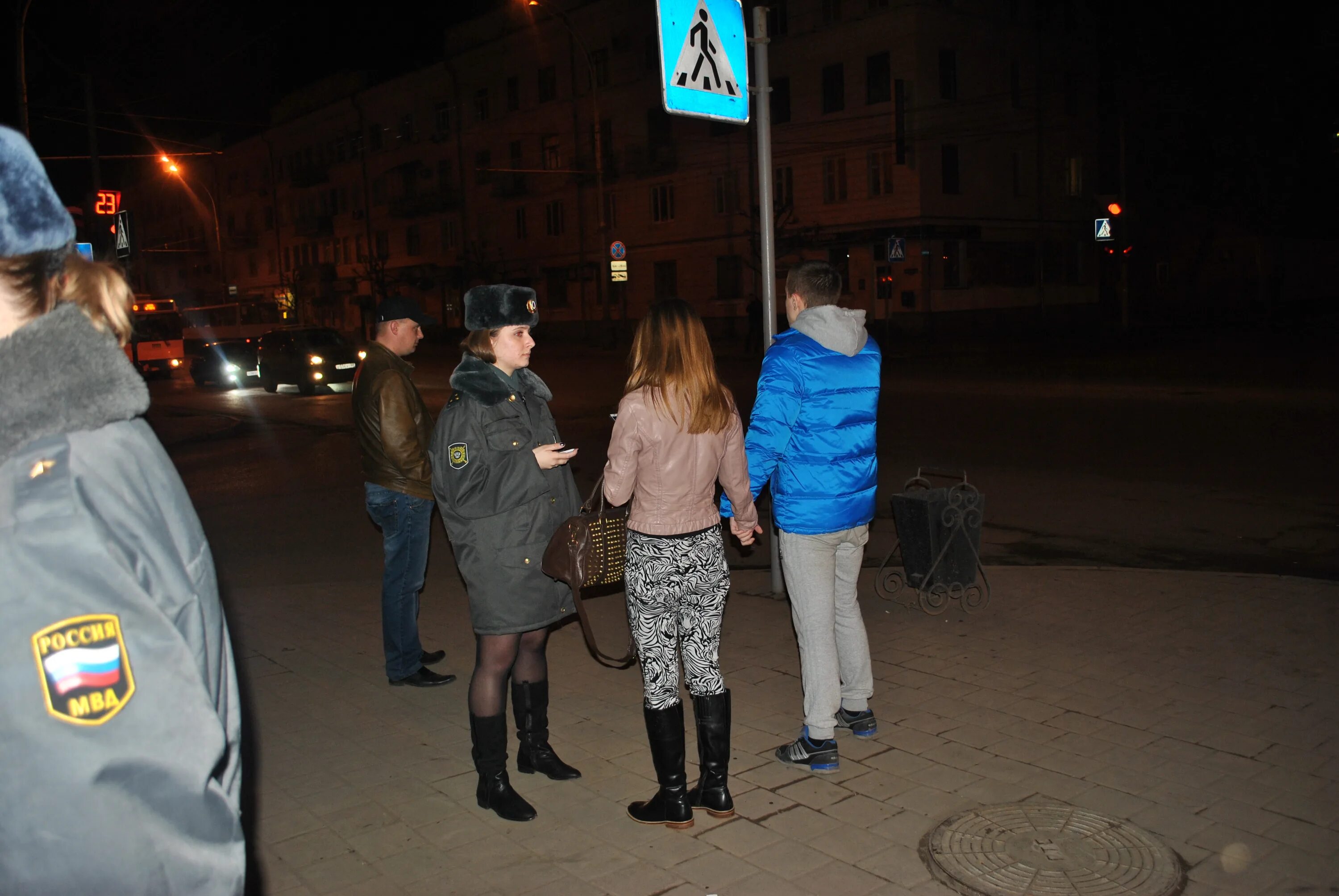 До скольки можно гулять ребенку 14 лет. Подростки ночью на улице. Ребенок ночью на улице. Дети вечером на улице. Несовершеннолетние ночью на улице.