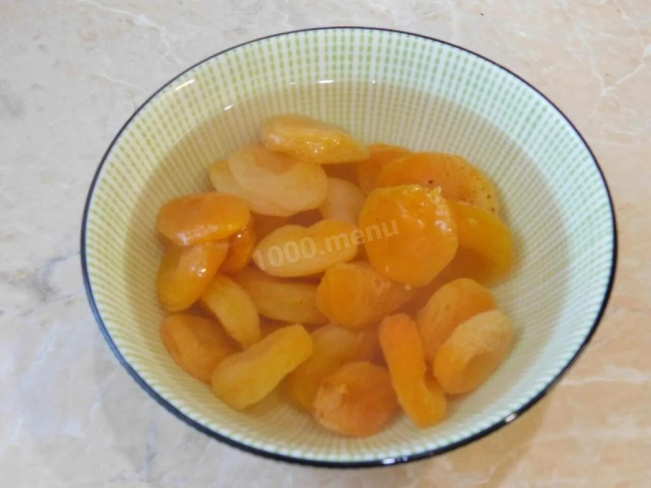 Сколько варить компот из кураги. Курага в кипятке. вареный компот из кураги. компот из кураги калорийность. компот из кураги как варить.