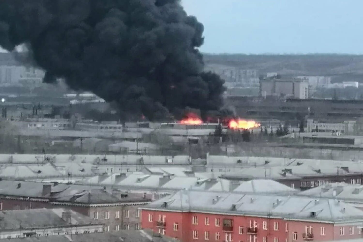 Пожар на территории завода. Пожар на территории завода. Пожар на территории завода. Завод с дымом. Пожар на территории завода.