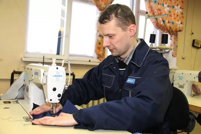 мужчина портной. парень швея. парень швея. мужчина швея. парень швея.