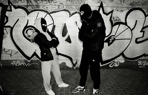 Пацан 4 буквы. Пацан 4 буквы. Мальчик играет с тенью. Здравый пацан в маске. Мужская гомосексуальная проституция.