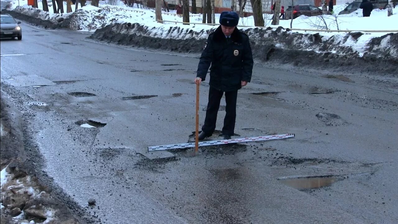 Плохое содержание дорог. Неудовлетворительные дорожные условия. Плохой Киров. Дорога развалился в Кирове. Дефект проезжей части.