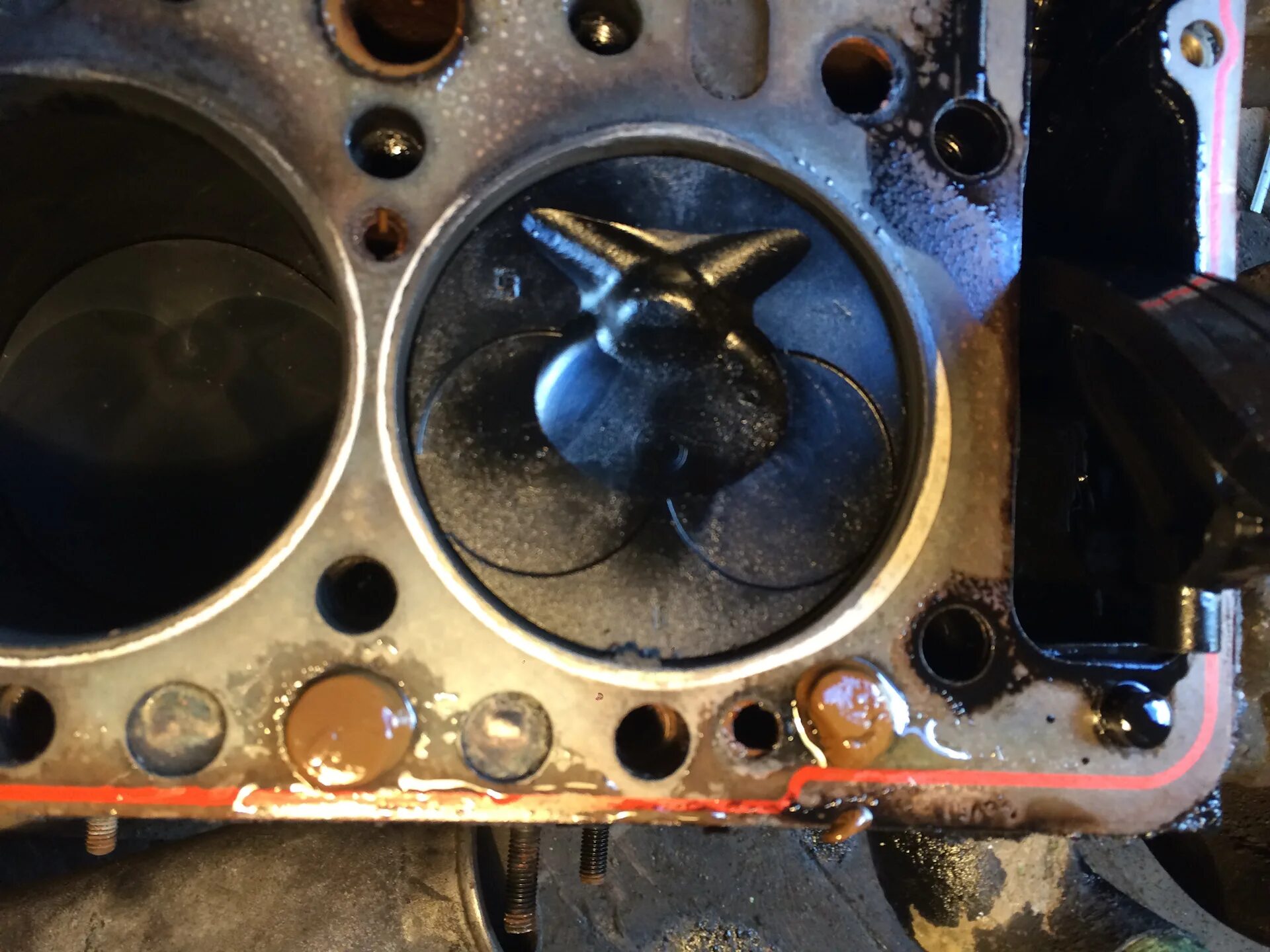 Ест масло двигатель ваз. Прогар клапанов туарег 3. Дымит двигатель ваз. Мотор жрет масло. Ест масло двигатель ваз.