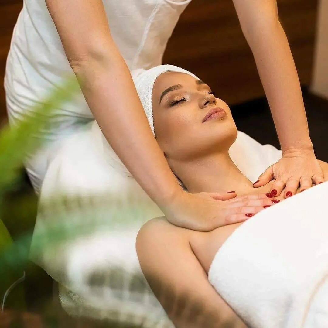 Amnis spa. Подружки в спа. Спа на целый день москва. Счастливая девушка спа. Выездной массаж.