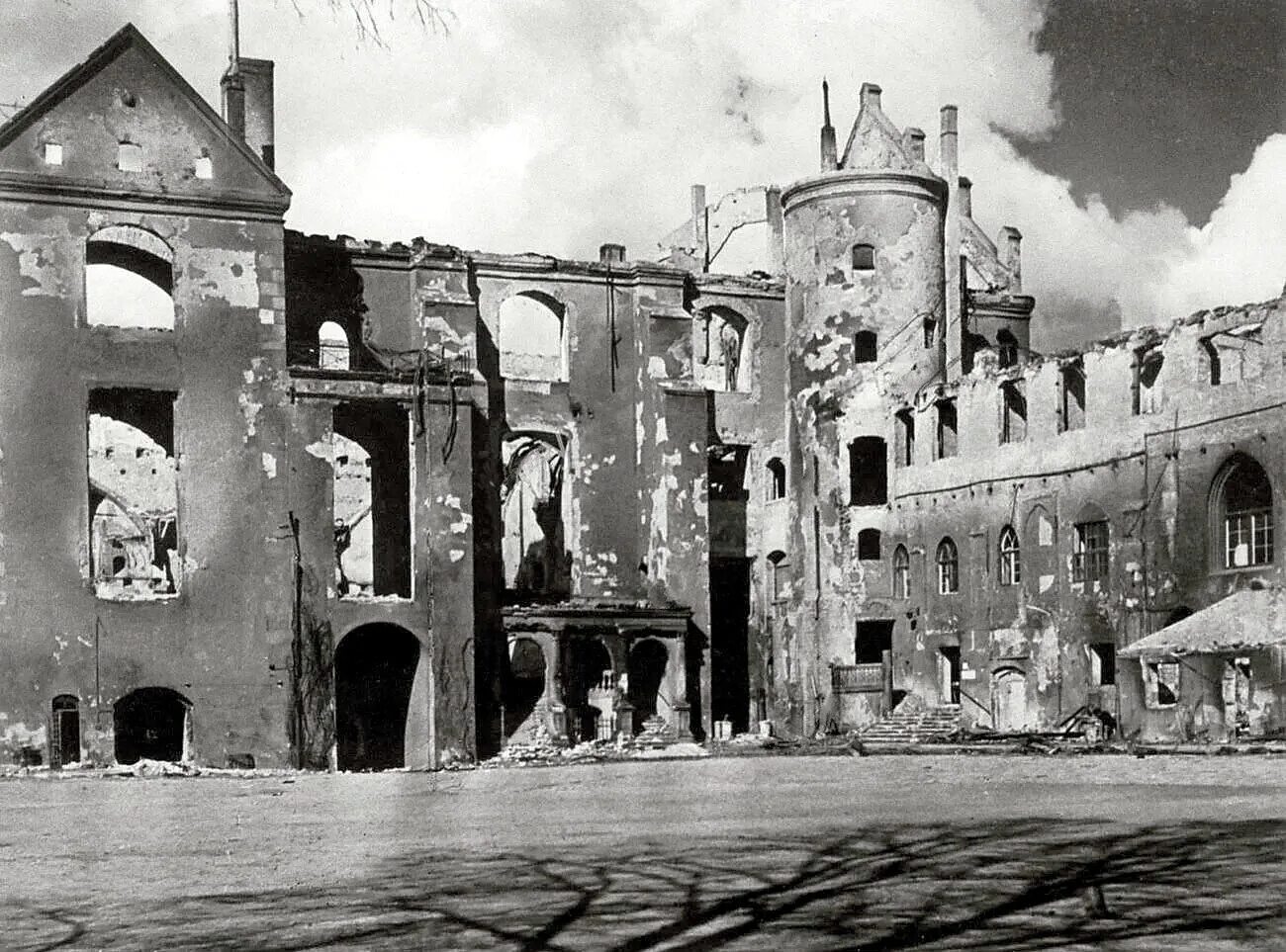 Осень 1944 года. Кенигсберг 1944. Королевский замок Калининград после войны. Замки, разрушенные бомбежками в 1944 году в Калининграде. Кёнигсберг Королевский замок 1944 год.