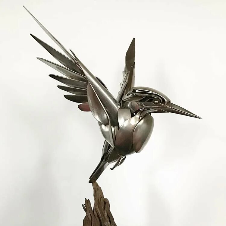 Стали птицы на крыло. Птица из металла. Фигурки птиц из металла. Скульптуры птиц из металла. Металлическая фигурка птицы.