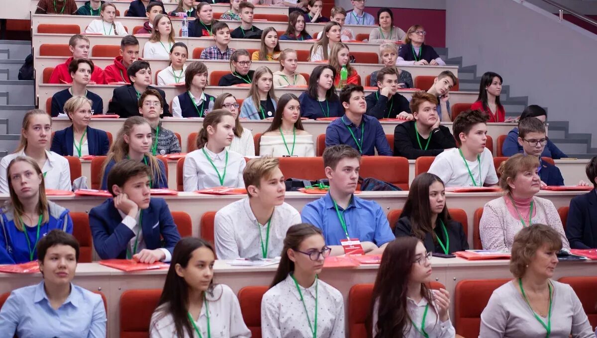 Образовательные программы урфу. Урфу студенты в аудитории. уральские гумманитарный институт. уральский гуманитарный институт внутри. римская аудитория урфу.