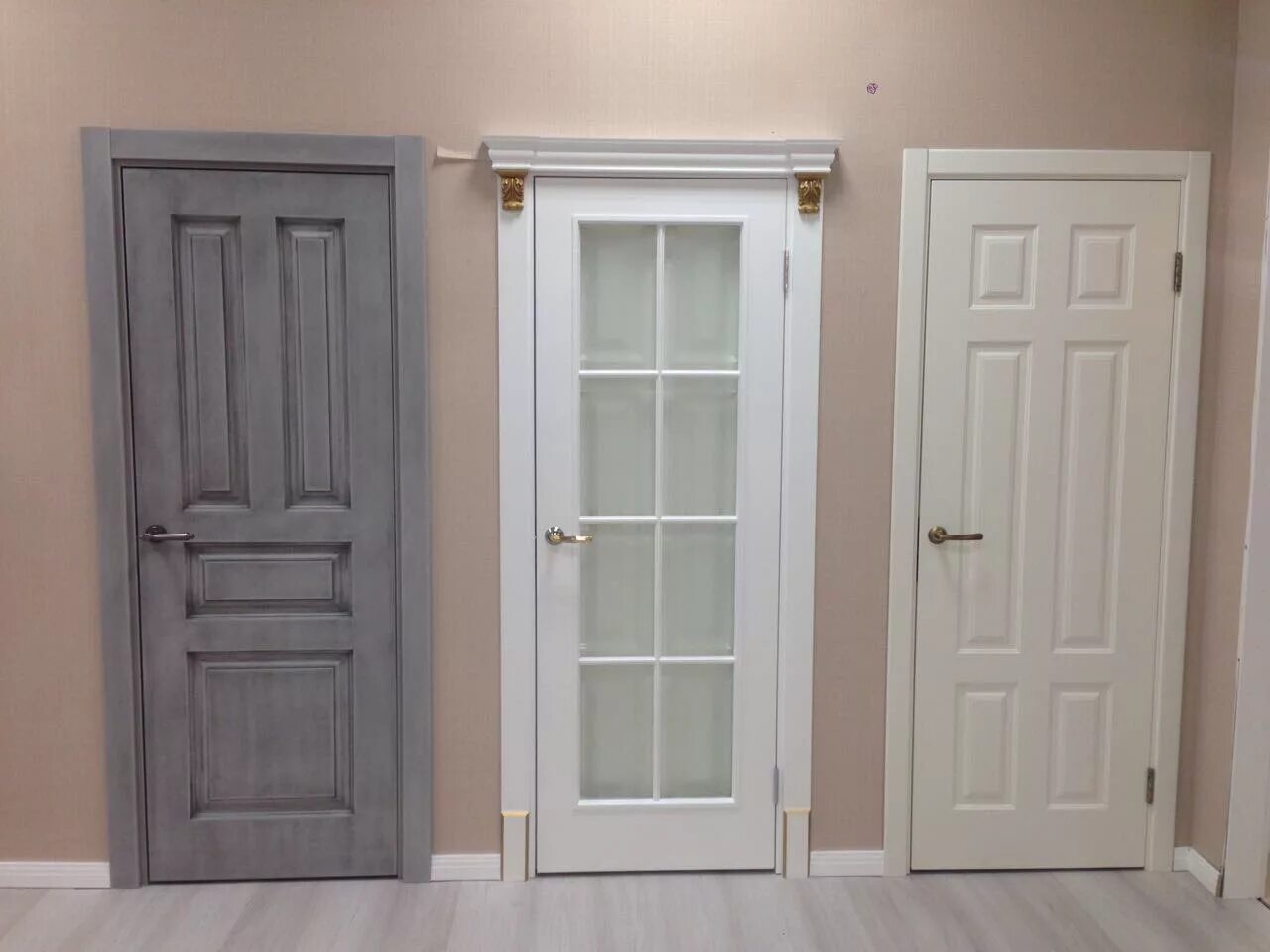 цвет белое дерево дверь. белые межкомнатные двери в интерьере. белоравуд двери эпир. аргус межкомнатные двери классика. белая деревянная дверь.