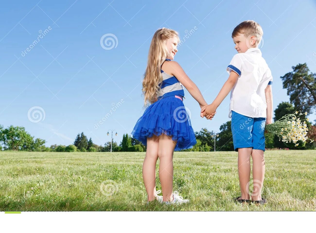 Дети держатся за руки. Мальчик и девочка держатся за руки. Школьник и дошкольник взялись за руки. Школьники держатся за руки. Мальчики имеют друг друга