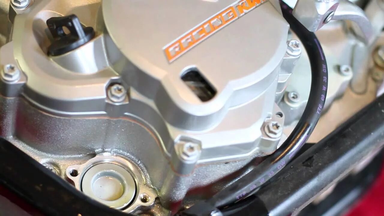 Замена масло ктм. Ktm 450 engine 2011. декомпрессор ktm exc-450f. ехс масло. замена масла 2т ктм.