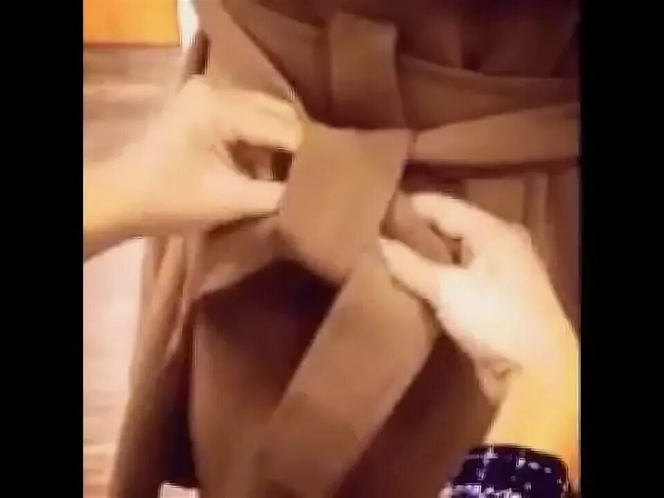 Как завязывать банты на пальто. Как завязать красивый бантик на платье. Бант из пояса на пальто. Как красиво завязать пояс на платье схема. Как завязывать банты на пальто.