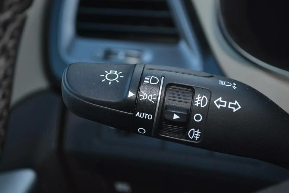 Как включить фары в ассето. Ближний свет фар киа спортаж переключатель. Переключатель света киа рио 3. Включение дальнего веста. Киа рио переключатель противотуманных фар.