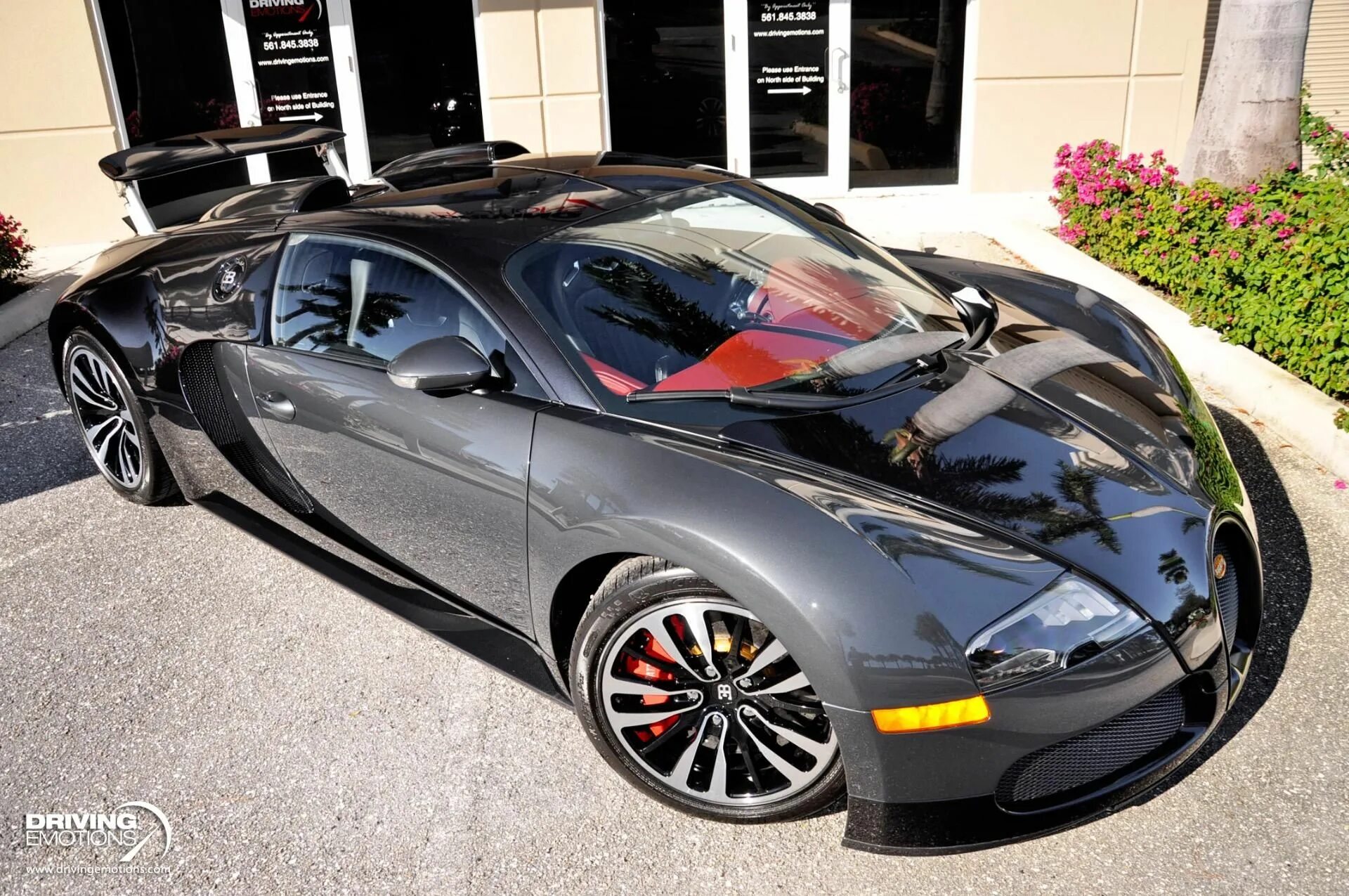 Какую машину можно покупать. Bugatti Veyron 2010. Bugatti Veyron 16.4 super Sport 2010. Бугатти машина 2010.