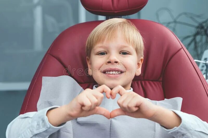 Рот сидеть видео. Ребенок в кресле стоматолога. Ребёнок улыбается в стоматологическом кресле. Красивые дети в кресле у стоматолога. Женщина в стоматологическом кресле.
