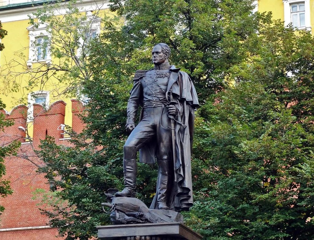 Александровский сад памятник Александру Москва. Памятник Александру 1 в Москве. Памятник Александру 1 в Александровском саду. Памятник Александру 1 Щербаков. Памятник александру первому