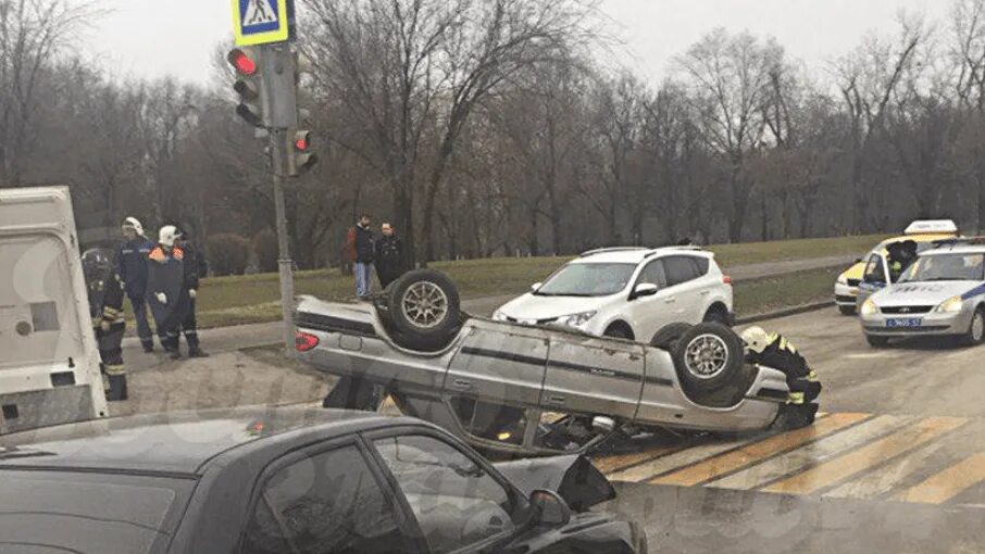 Ростом последние новости. Авария в Ростове Космонавтов Капустина 2015. Хендай акцент перевернутый авария.