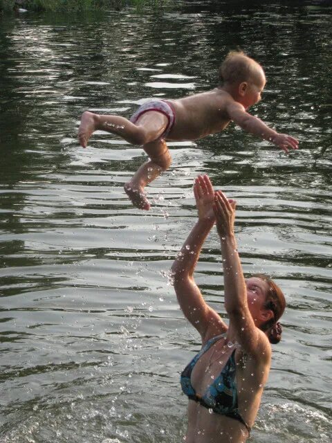 Мальчик купается с девочкой. Мальчик купается с девочкой. Сестра купается. Мальчики купаются в реке. Мальчишки плавают.