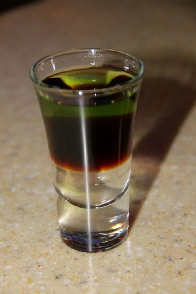 Коктейль шот с самбукой. Самбука бейлис абсент. Абсент калуа самбука. Б 52 и б 53. Коктейль с абсентом и самбукой горящий.