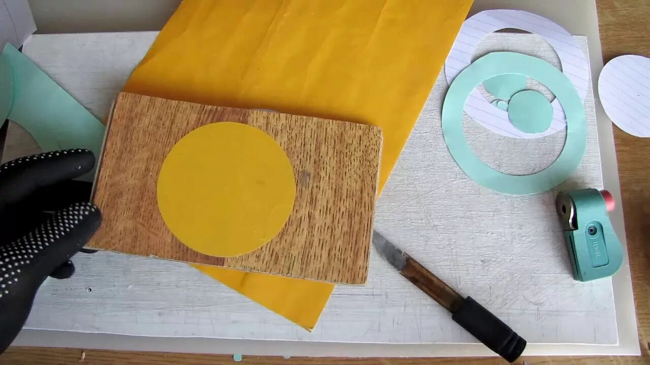 Вырезать круги из бумаги. Вырезать ровный круг из бумаги. Как вырезать ровный круг из картона. Инструмент для вырезки кругов из бумаги.