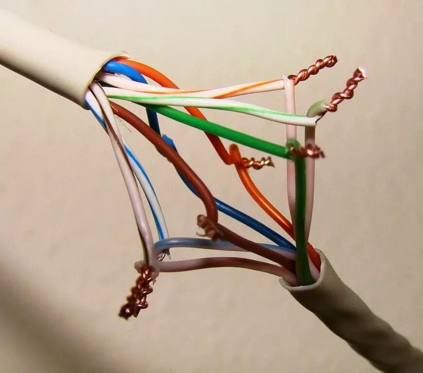 Соединение ЮТП кабеля скруткой. Соединение кабель интернета rj45 скрутка. Соединение RJ-45 между собой. Соединитель ЮТП провода. Соединение сетевого интернет кабеля