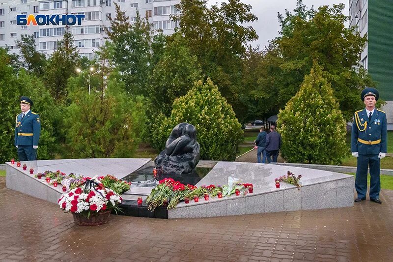 Песни в память о теракте в крокусе. Волгодонск терракт 16.09.1999. Теракт 16 сентября 1999 года. Волгодонск 1999 год теракт. Возложение цветов к мемориалу.