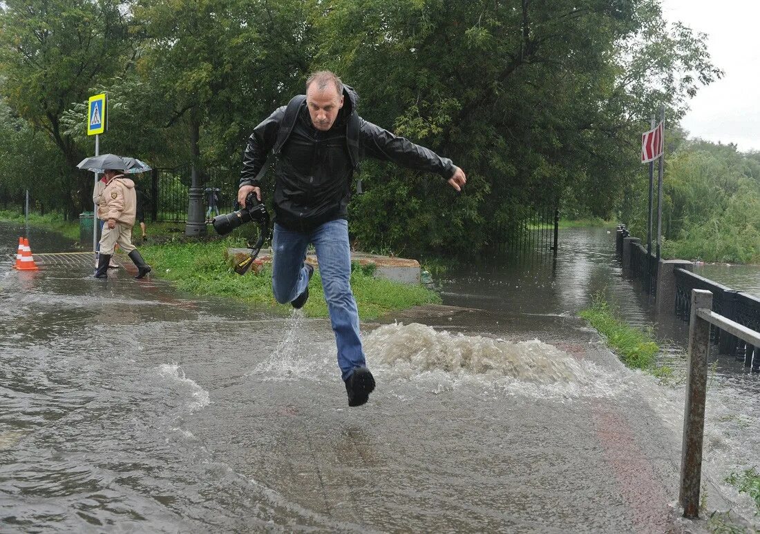 Был сильный ливень. Ливень в Москве. Сильный дождь. Потоп в Москве. Ливневые наводнения.