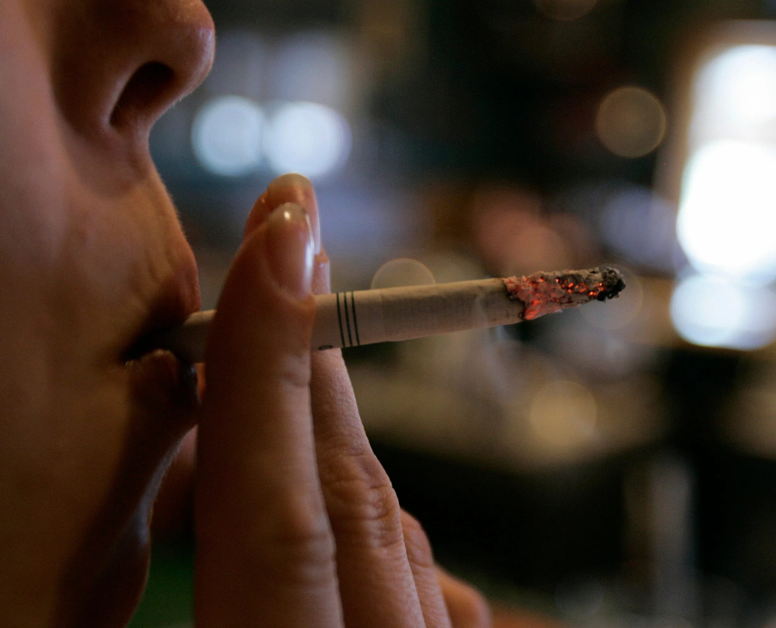 Курящий сигарету. Игры в которых курят. Камень курит сигарету. Глаза людей которые курят сигарету.