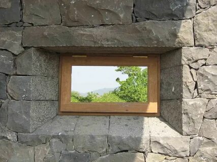 Окно камнем