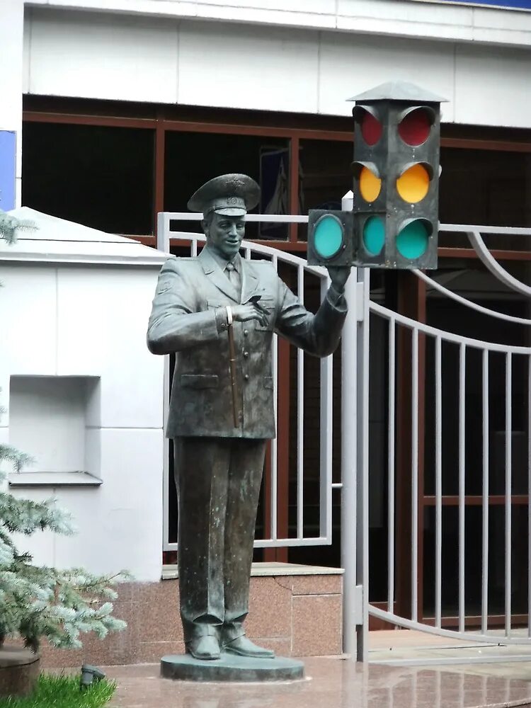 Памятник дяде степе в Москве. Памятник первому светофору в Новосибирске. Дядя Степа памятник Московский. Памятник дяде степе в слесарном переулке.