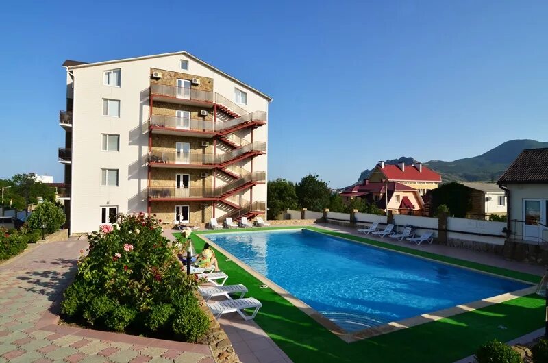 Отель европа коктебель. Пансионат рассвет крым. Село штормовое крым. Николаевка. Отели в поселках крыма.