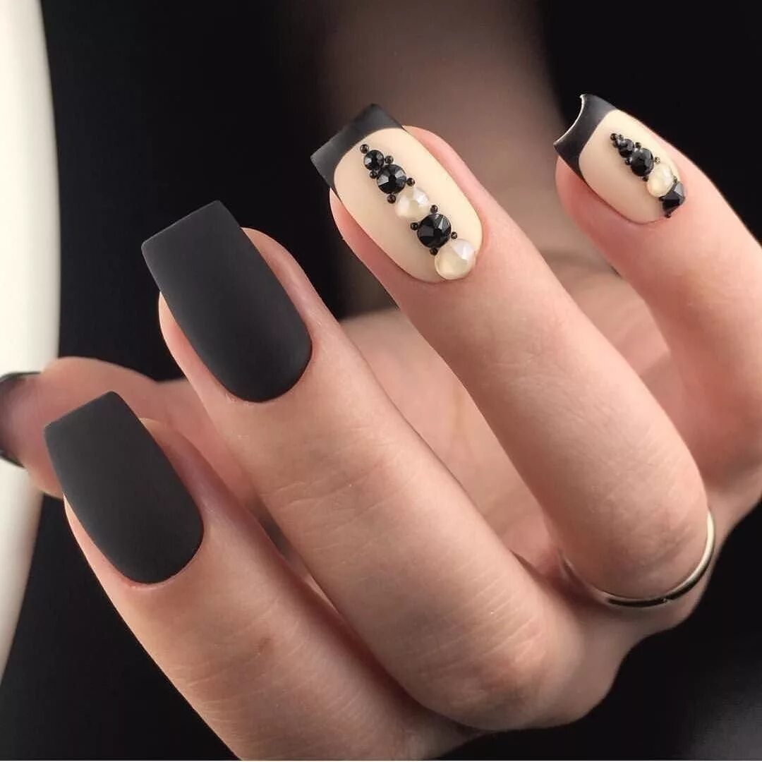 Черно бежевый маникюр. Беж с черным. Шеллак бежевый с черным. Ианикюрчернвц с бежевым. Беж с черным.