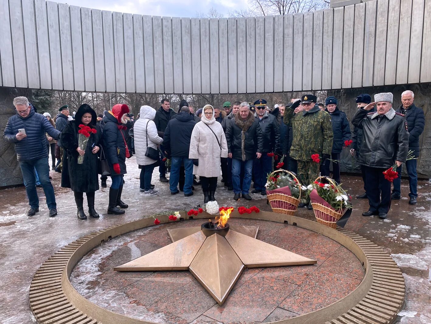 Вечный огонь Тольятти. Вечный огонь Тольятти Центральный. Парк Победы сейчас. Память погибшим в Макеевке. Митинг погибшим на сво