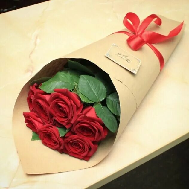 Во что упаковывают цветы. Букет "7 красных роз". Бумага для букетов. Розы в красивой упаковке. Красивая упаковка букета.
