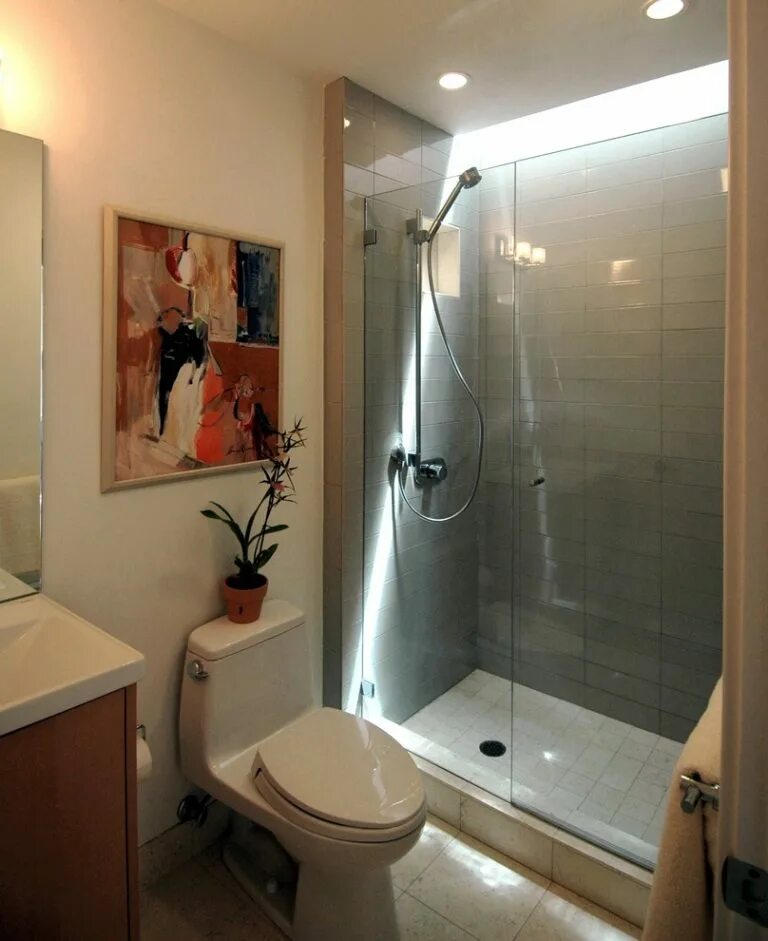 Ремонт ванной комнаты кабина. Маленькая ванная с душевой кабиной. Небольшая ванная с душевой кабиной. Ванная комната с душевой кабинкой. Душевые в маленькой ванной.