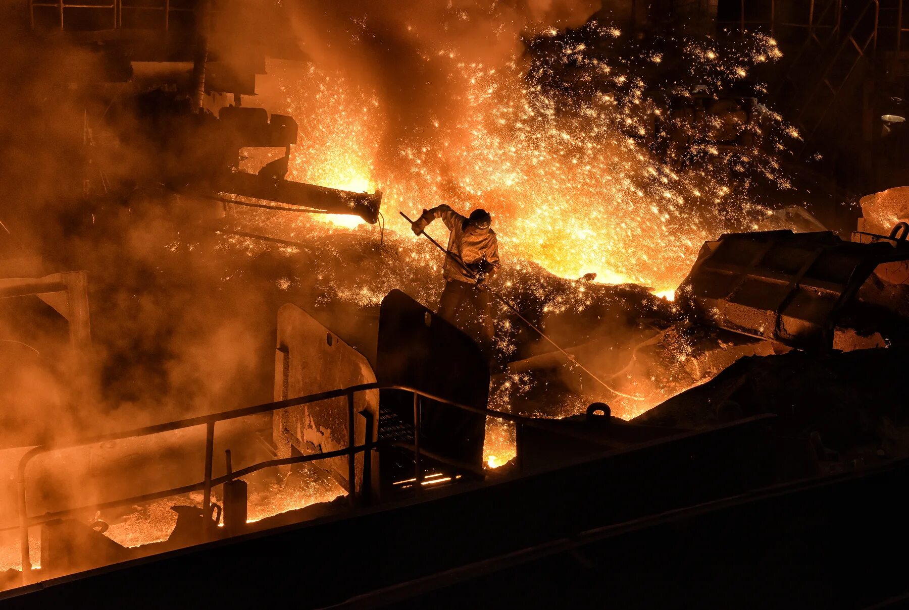 Сталевар нтмк. Цветная металлургия норильский никель. Конвертерный цех темиртау. Черная и цветная металлургия. Цветная металлургия норильский никель.