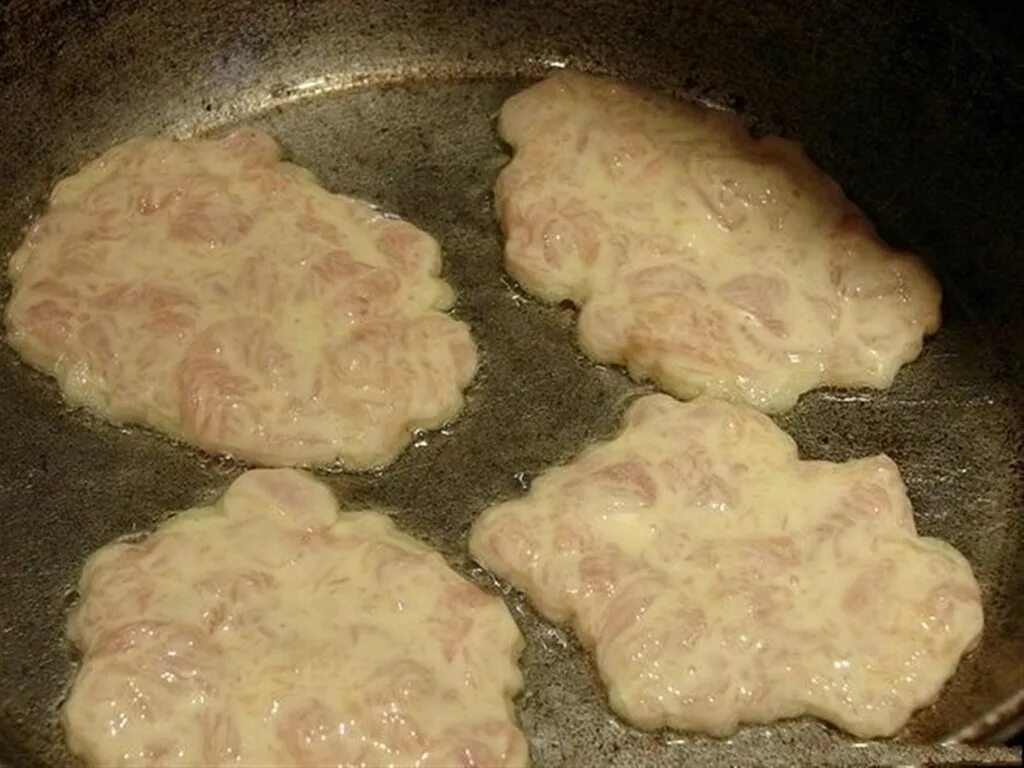Грудка в яйце и муке на сковороде. Оладьи из куриной грудки. оладьи из филе курицы. куриные оладьи из куриной грудки кусочками. курица в тесте на сковороде.